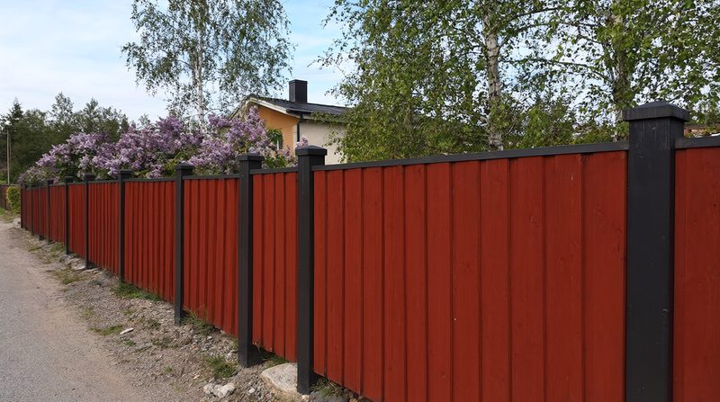 Målning av plank, staket och carport